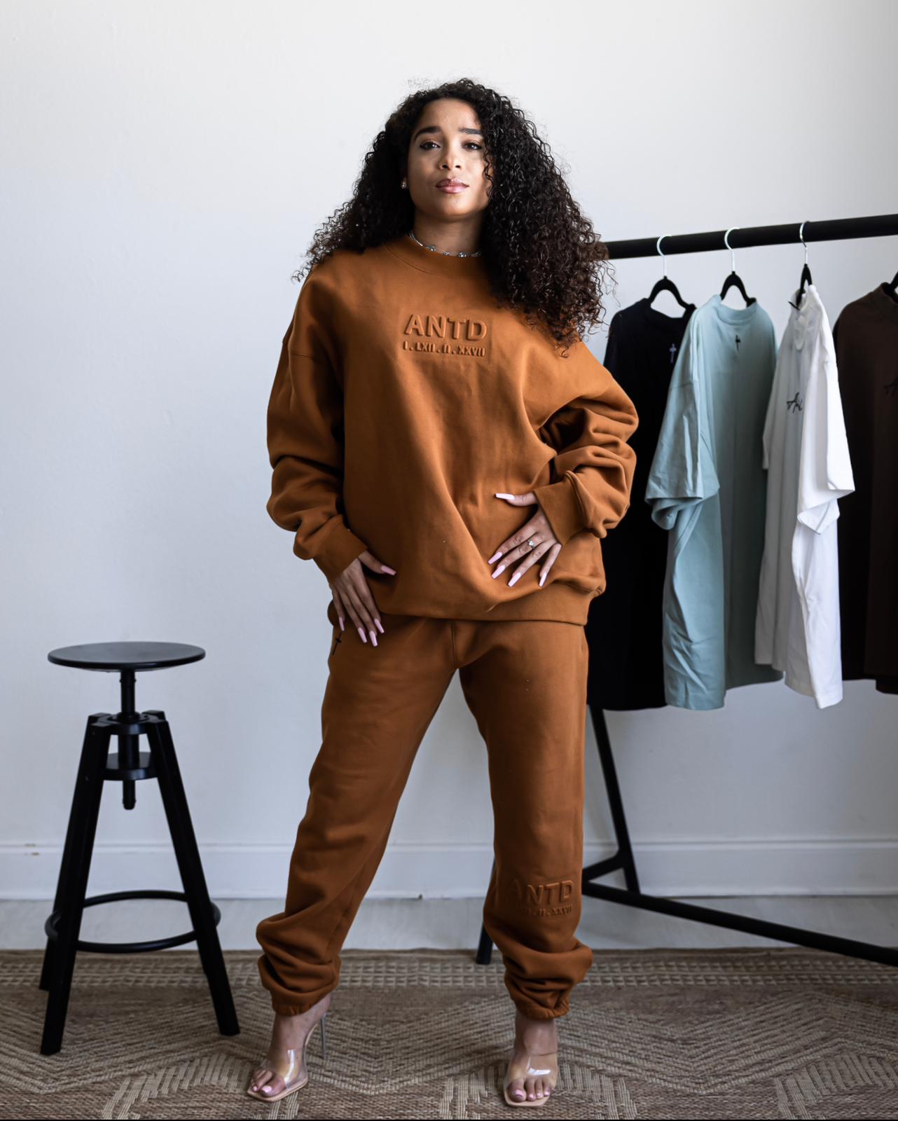 Orange sweatpants online outfit